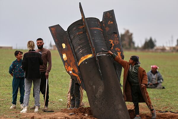 Un joven toca un misil iraní caído en Siria por error.