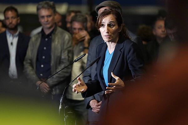 La ministra de Sanidad, Mónica García, compareciendo ante los medios de comunicación en el Puerto de Granadilla (Tenerife)
