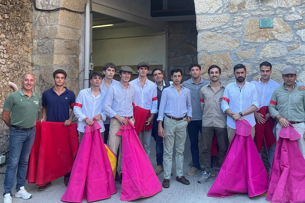 Marco Pérez protagoniza la ya tradicional becerrada de las peñas en Pontevedra