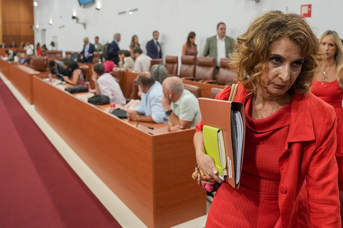 Abandono del PSOE de Montero del Parlamento andaluz tras un enfrentamiento con la presidenta Ana Mestre