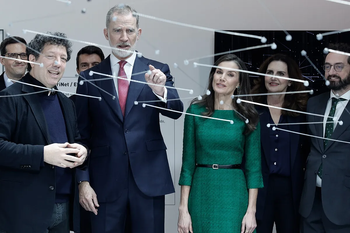 Los Reyes visitan el estand de EL MUNDO en Arco