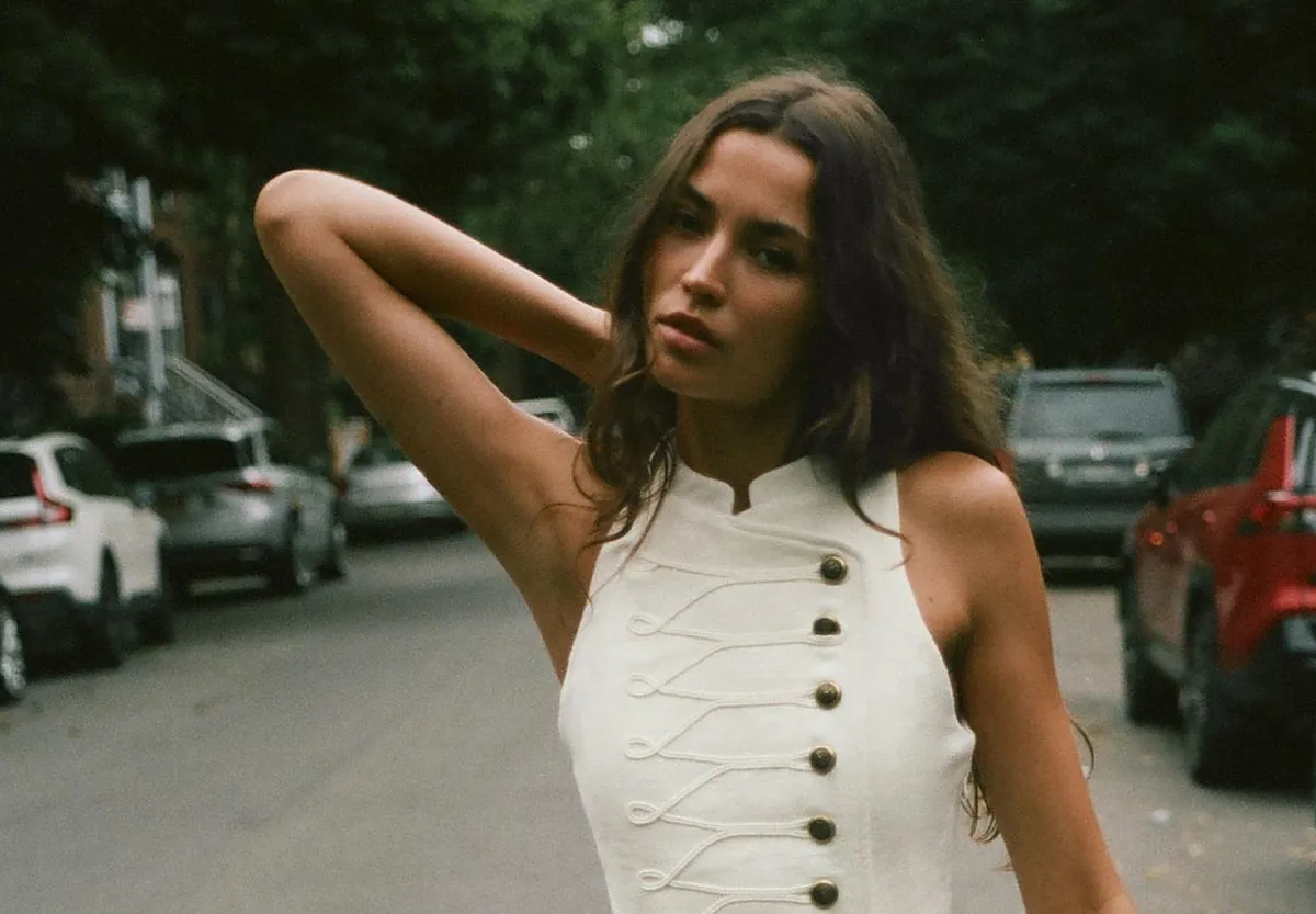 El uniforme del verano está en Zara y Stradivarius: 6 vestidos blancos que siempre funcionan