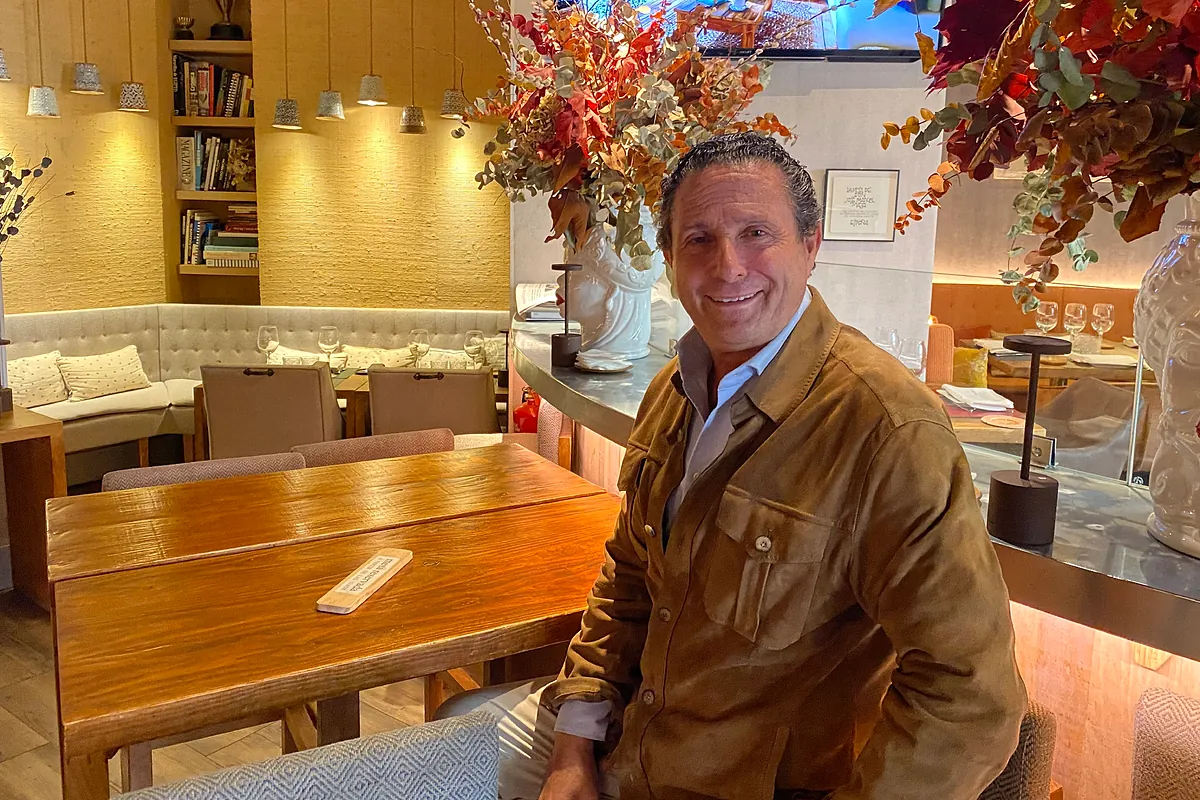 Víctor Pombo, padre de las hermanas 'influencers' y dueño del restaurante Camino: "Mis hijas vienen mucho y, aunque tengan mesa, si hay un cliente que la necesita, se la quito"