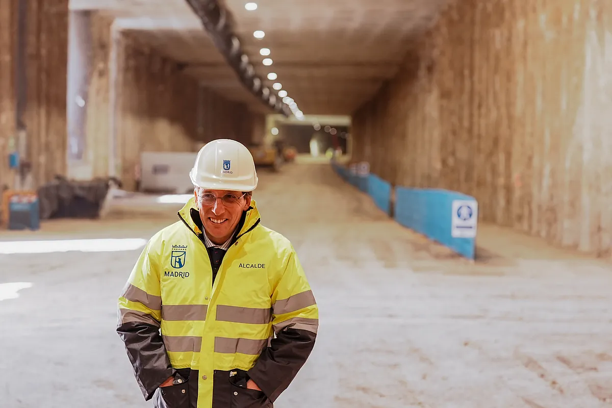 El túnel de Almeida bajo la A-5 va en hora, pero trata de sortear la crisis de suministros y las sorpresas:  Hay cables por todos sitios y a veces los planos no se corresponden con la realidad 