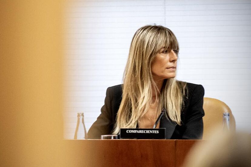 El juez Peinado abre juicio oral contra Begoña Gómez por "aprovechar" su posición en La Moncloa: le retira el pasaporte y la obliga a comparecer cada 15 días | España