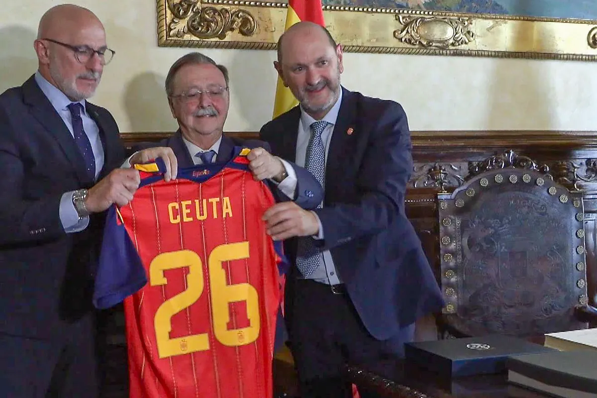 Luis de la Fuente, en su visita a Ceuta:  Sois los ídolos de toda España, estamos con vosotros 