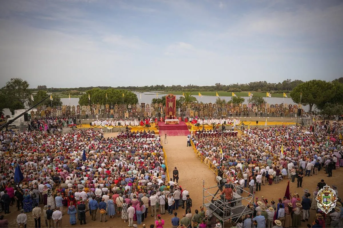 La marisma 'abraza' a los Simpecados de las Filiales y la Matriz en la Pontifical de Pentecostés: "Los almonteños ya esperan el Salto de la Reja"