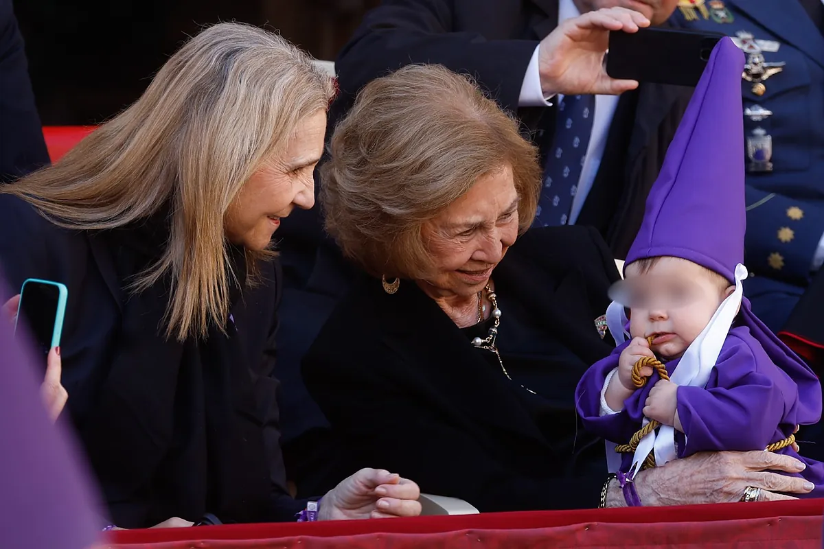 La Reina Sofía y un bebé nazareno: la imagen más tierna de esta Semana Santa