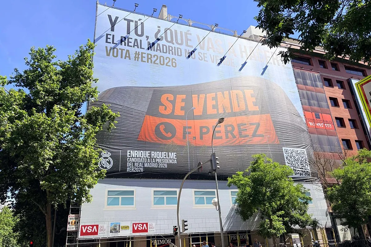 Riquelme contraataca con una lona gigante de la imagen del Bernabéu: "Se vende"