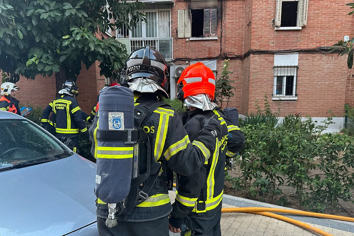 Un herido muy grave y 14 personas atendidas en un incendio en Villaverde