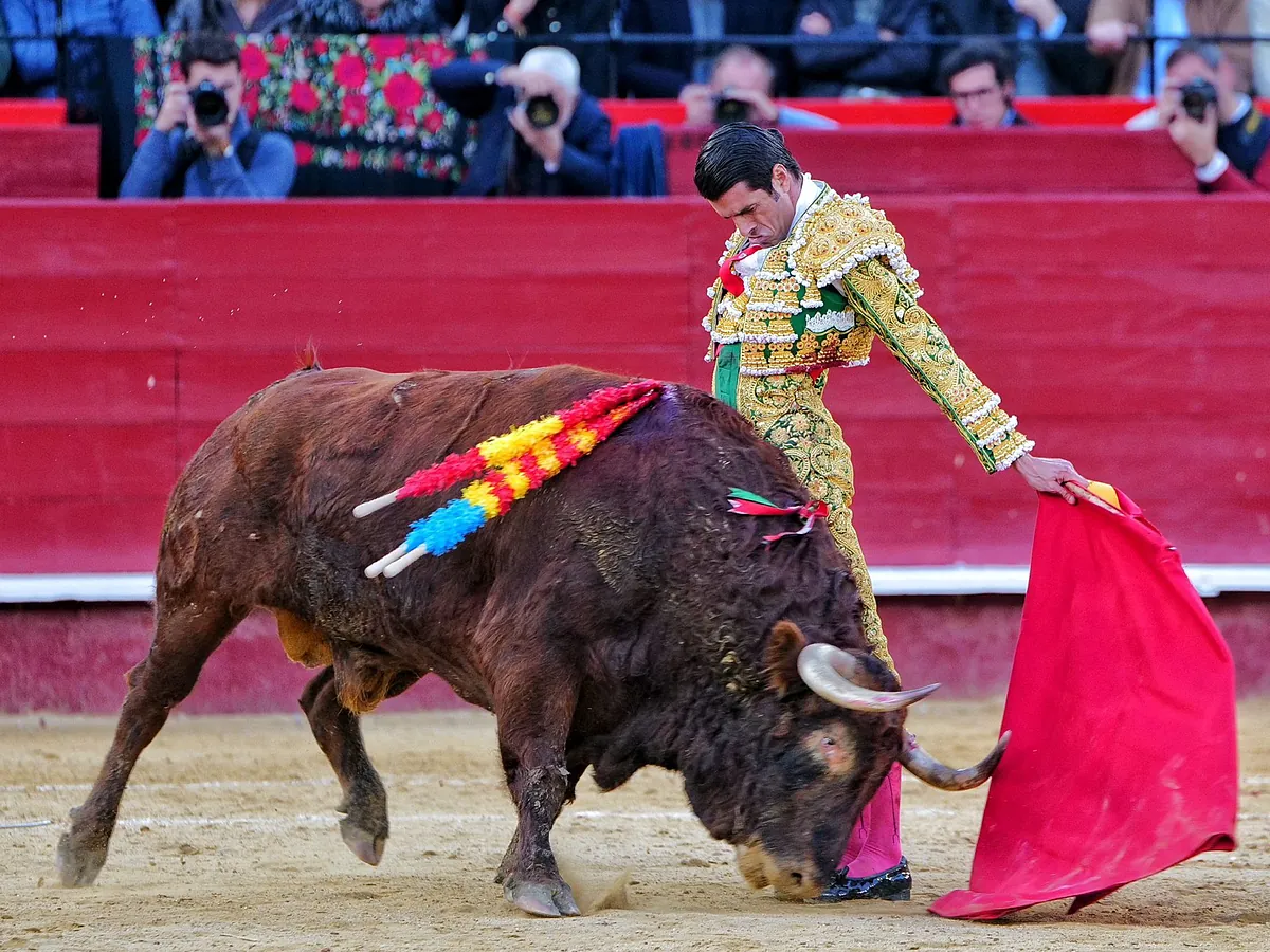 Emilio de Justo cruje Valencia al natural y cuaja la faena de la feria a un categórico toro de Cuvillo