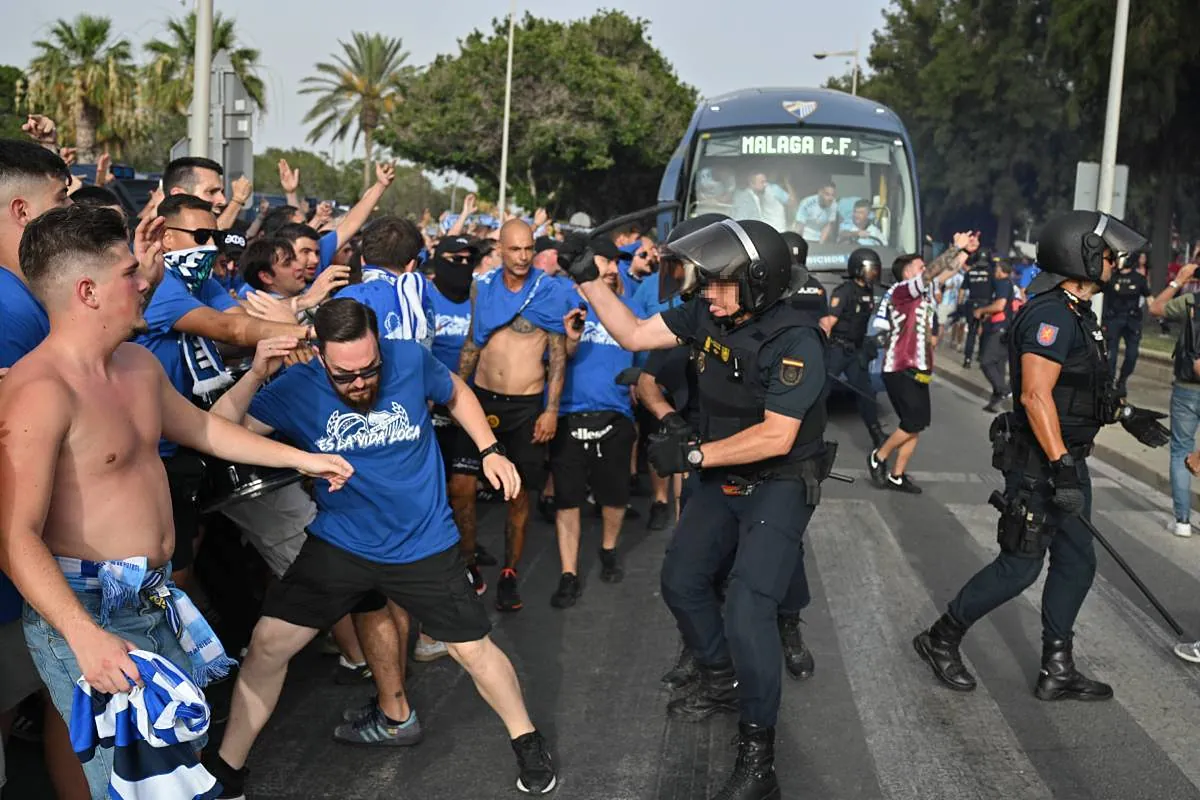 Retrasan media hora el partido tras cargas policiales y daños en el autobús del Málaga CF