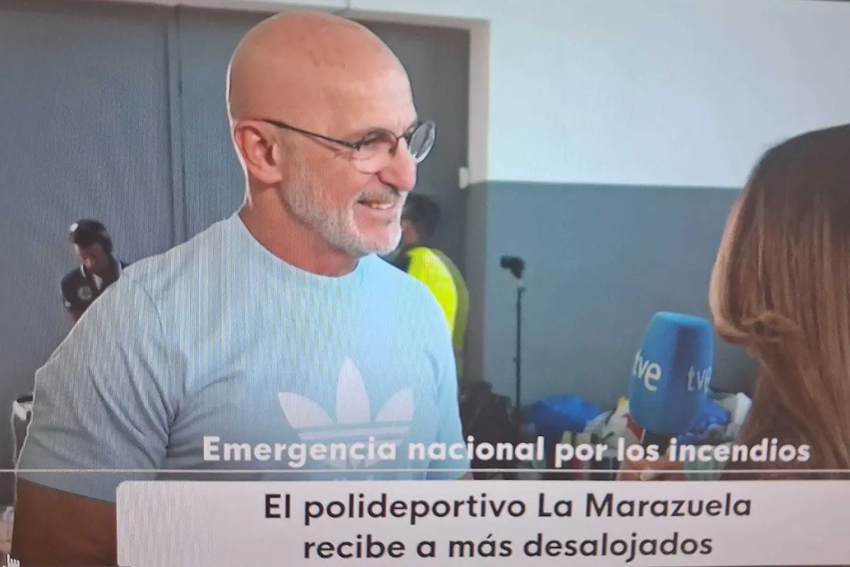 Luis de la Fuente, en el polideportivo de Marazuela para acompañar a los desalojados: "Es mi obligación estar aquí para animar a la gente, sintiéndonos partícipes de su dolor"