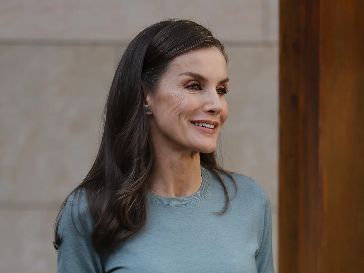 La Reina Letizia apuesta por un look protagonizado por el verde salvia y joyas 'made in Spain' durante su viaje a Huesca