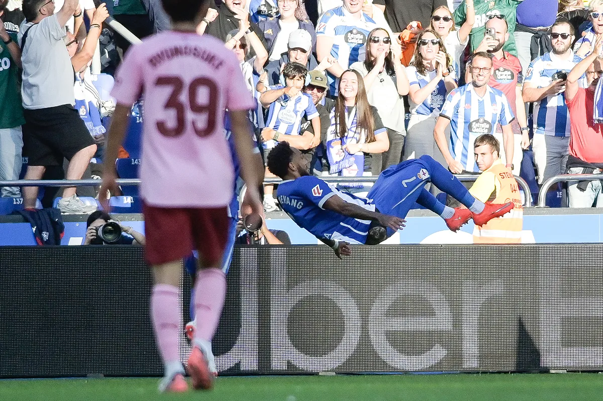 El Deportivo se da un festín en su primera victoria a costa de un descompuesto Valencia