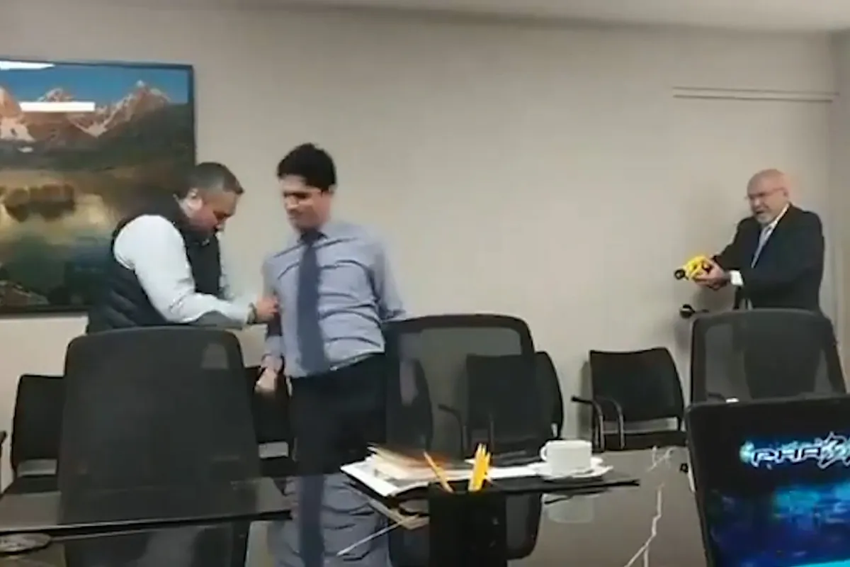 Un alcalde de Perú dispara una pistola eléctrica contra su asesor y cae desplomado en una oficina