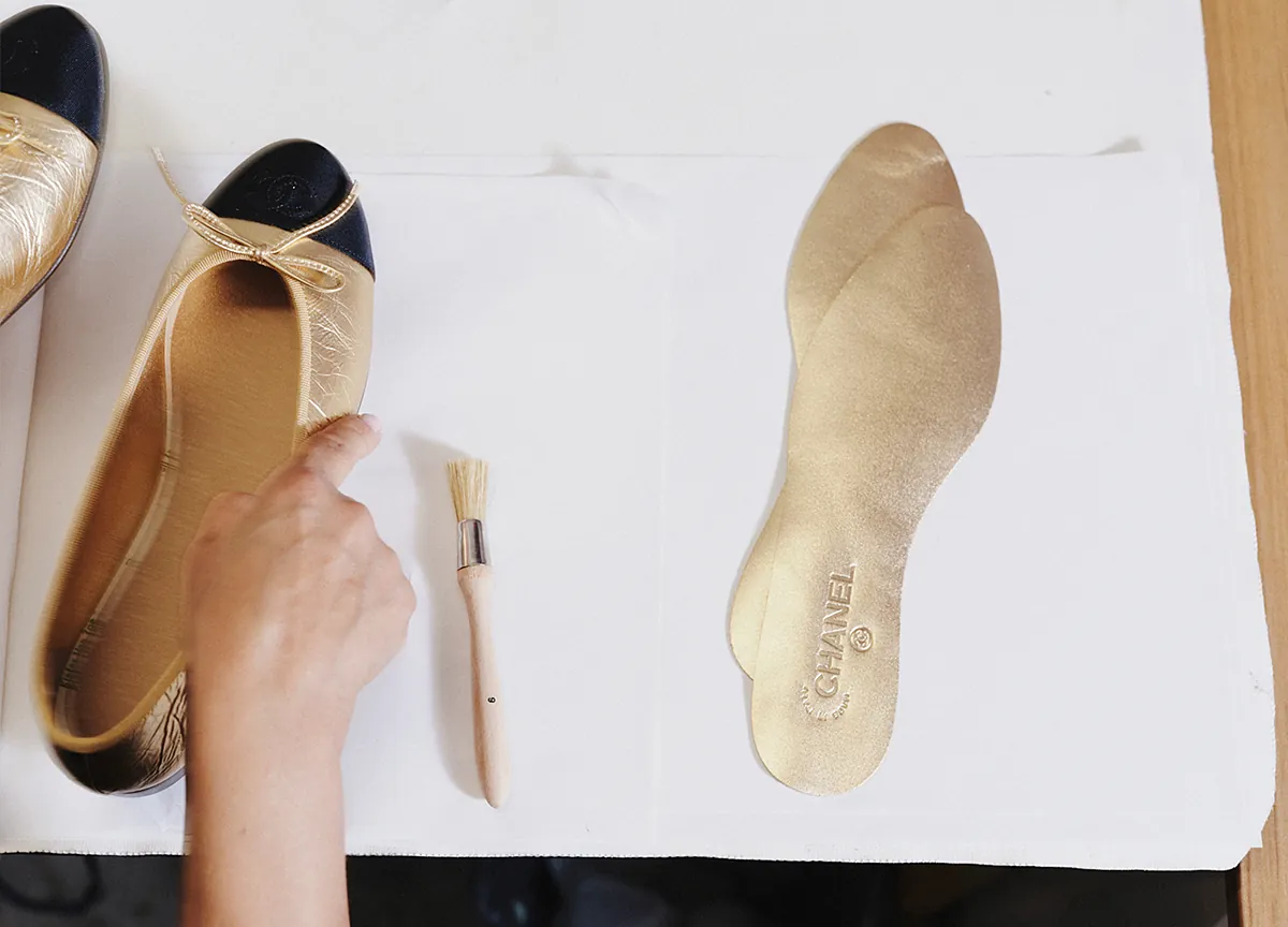 Así se hacen las bailarinas (y otros zapatos) de Chanel: entramos en la fábrica italiana que hace de la artesanía objetos de deseo