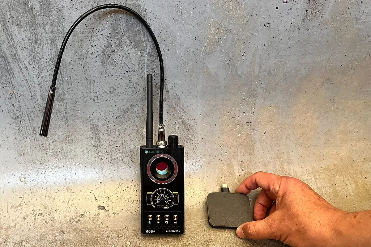Vigilancia electrónica, barridos y escuchas a las llamadas de alumnos con pinganillos para cazar a los tramposos en la PAU