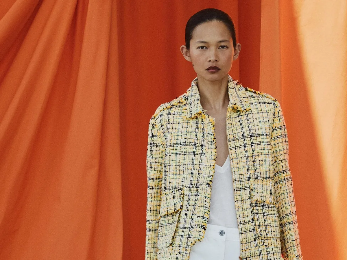 Acaban de llegar a Zara las novedades de la semana: chaqueta de cuadros, pantalones de rayas y camisa satinada para estrenar en este puente de mayo