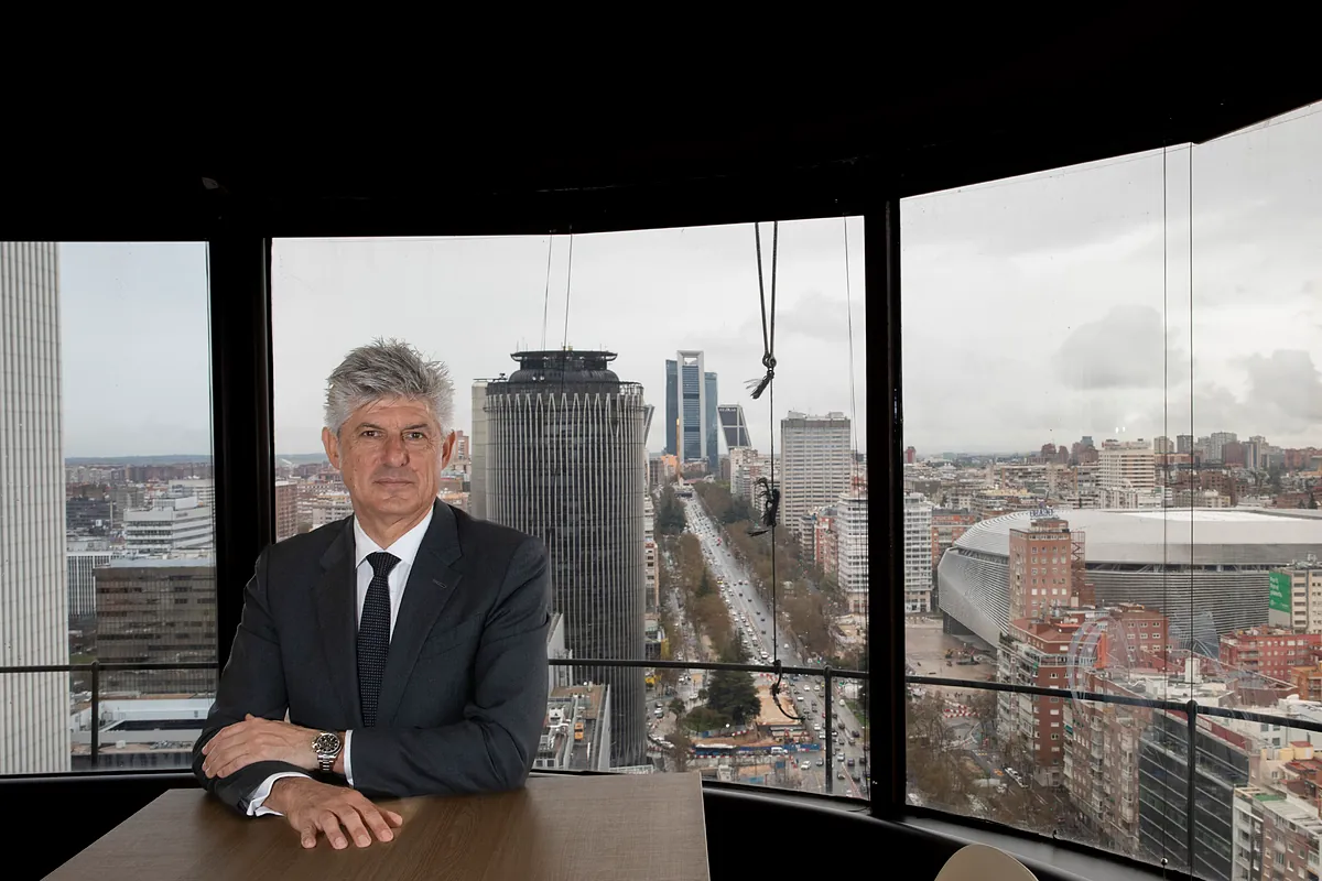 Las telecos europeas se benefician del pánico bursátil desatado por la IA en las empresas del 'software' y se disparan con Cellnex y Telefónica a la cabeza