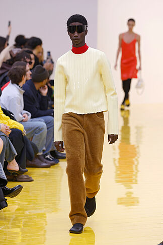 Loewe estalla en color en Par�s con su desfile de oto�o-invierno 2026/27