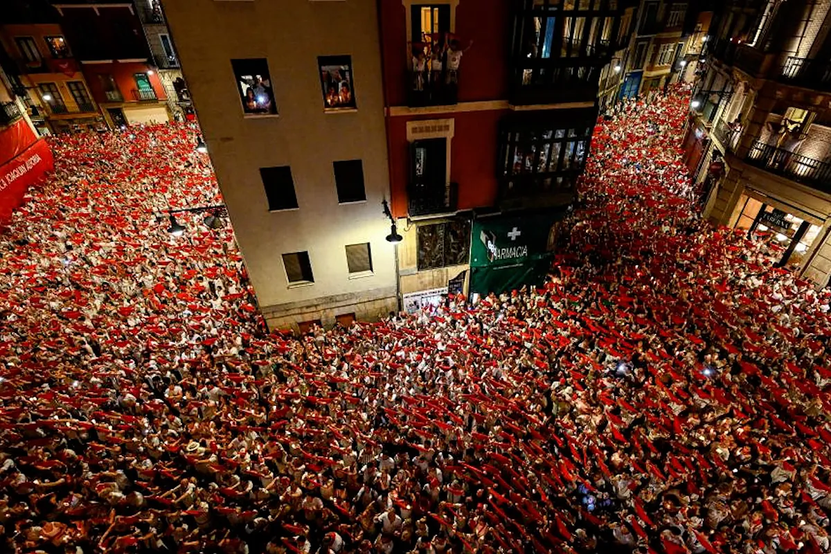 Los sanfermines se despiden con el 'Pobre de mí' en una Plaza Consistorial abarrotada
