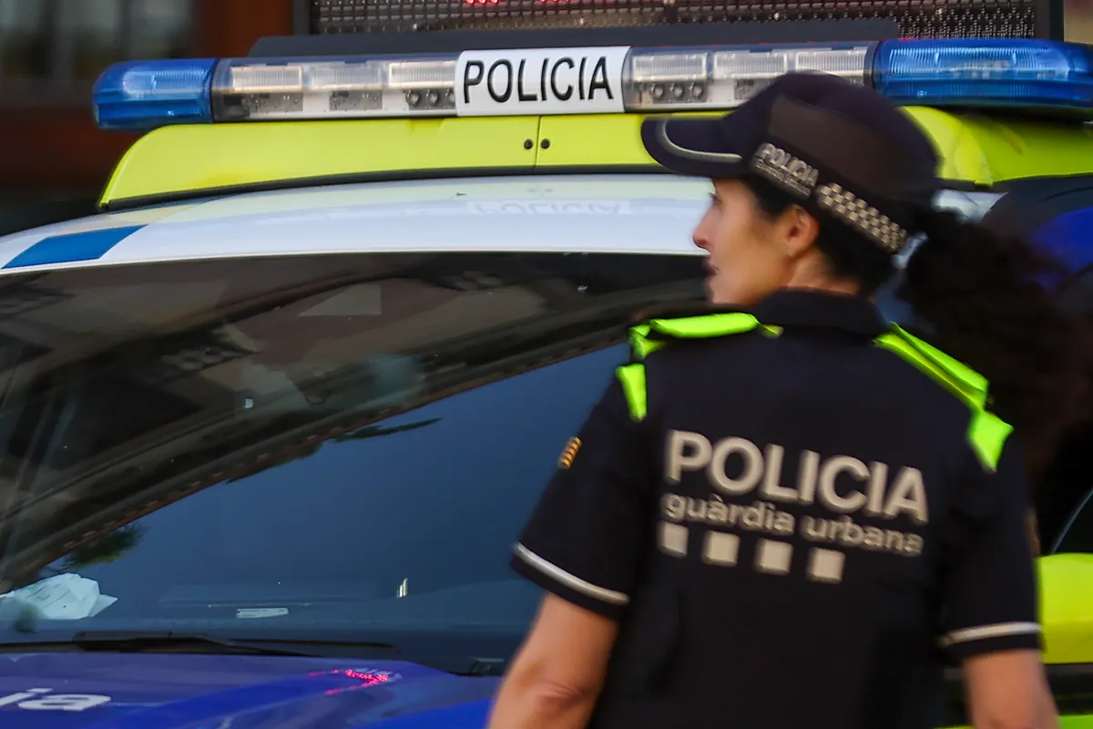 Un socavón cerca de las obras de la L9 del metro obliga a desalojar cuatro fincas en Barcelona