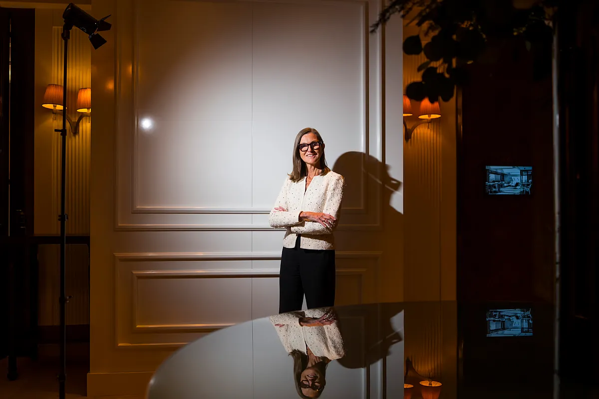 Cathie Wood, la inversora tras Tesla, SpaceX o Bitcoin: "La IA se ha quedado con todo el oxígeno de la habitación. Es de lo único que se quiere hablar"