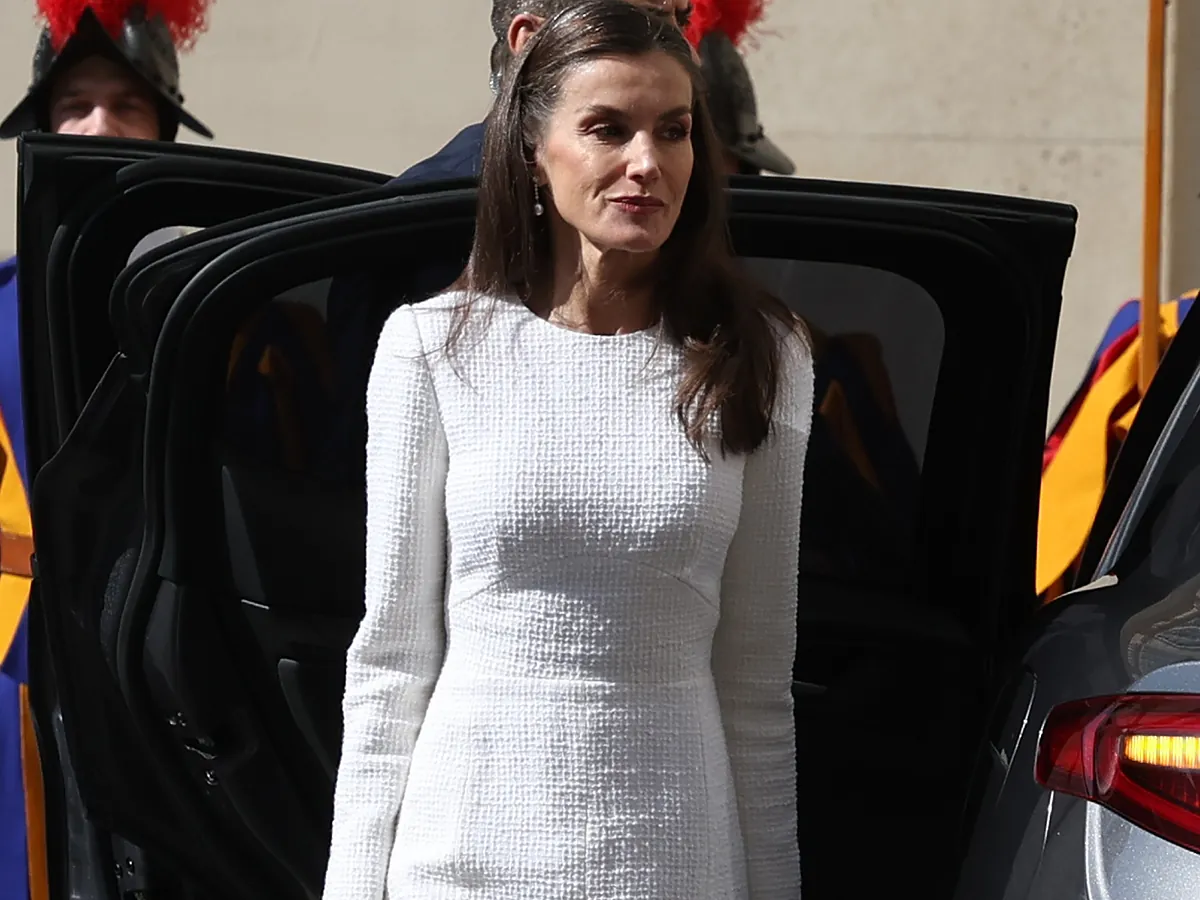 La Reina Letizia vuelve a utilizar su privilegio del blanco en su visita al Vaticano, pero prescinde la mantilla
