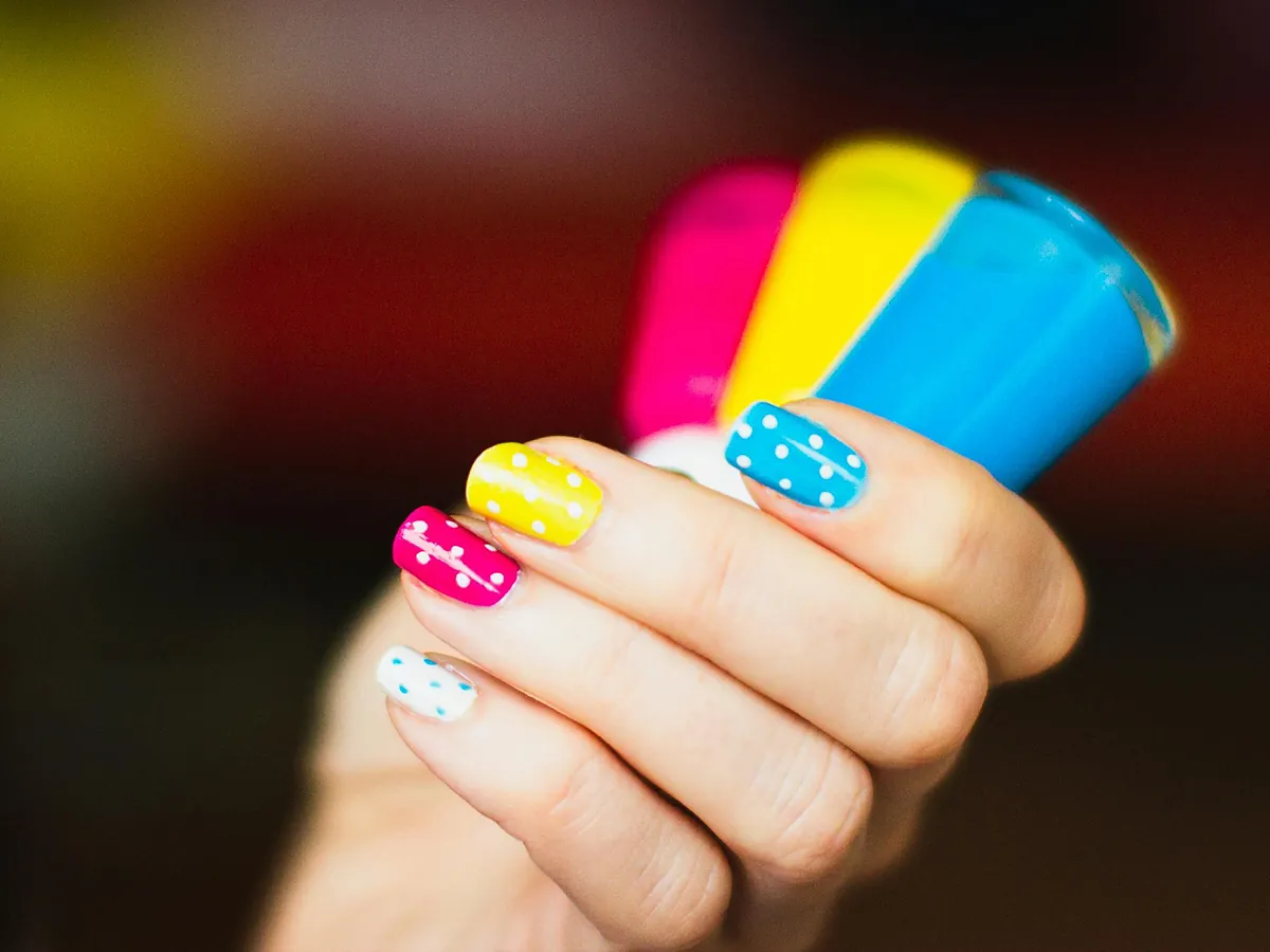 Las uñas de lunares son la tendencia más inesperada de esta primavera-verano: los 11 diseños más favorecedores