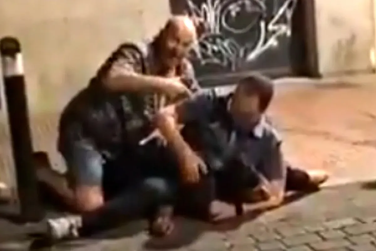 Así se dirigía un policía procesado a Abderrahim, que murió por asfixia tras 10 minutos de "inovimización"