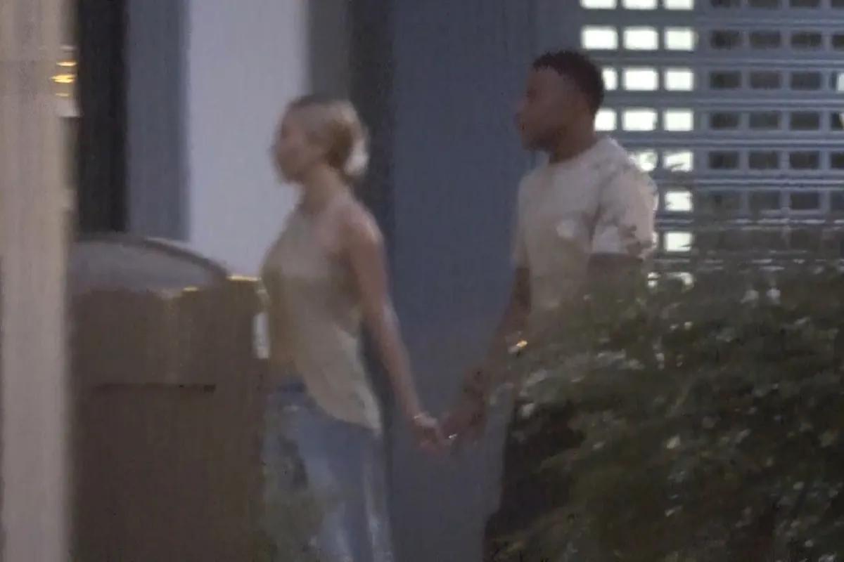 Ester Expósito y Mbappé presumen de su amor de la mano por las calles de Madrid
