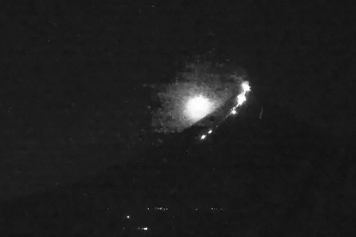 Impresionante imagen de un meteorito cayendo junto al volcán Mayon de Filipinas
