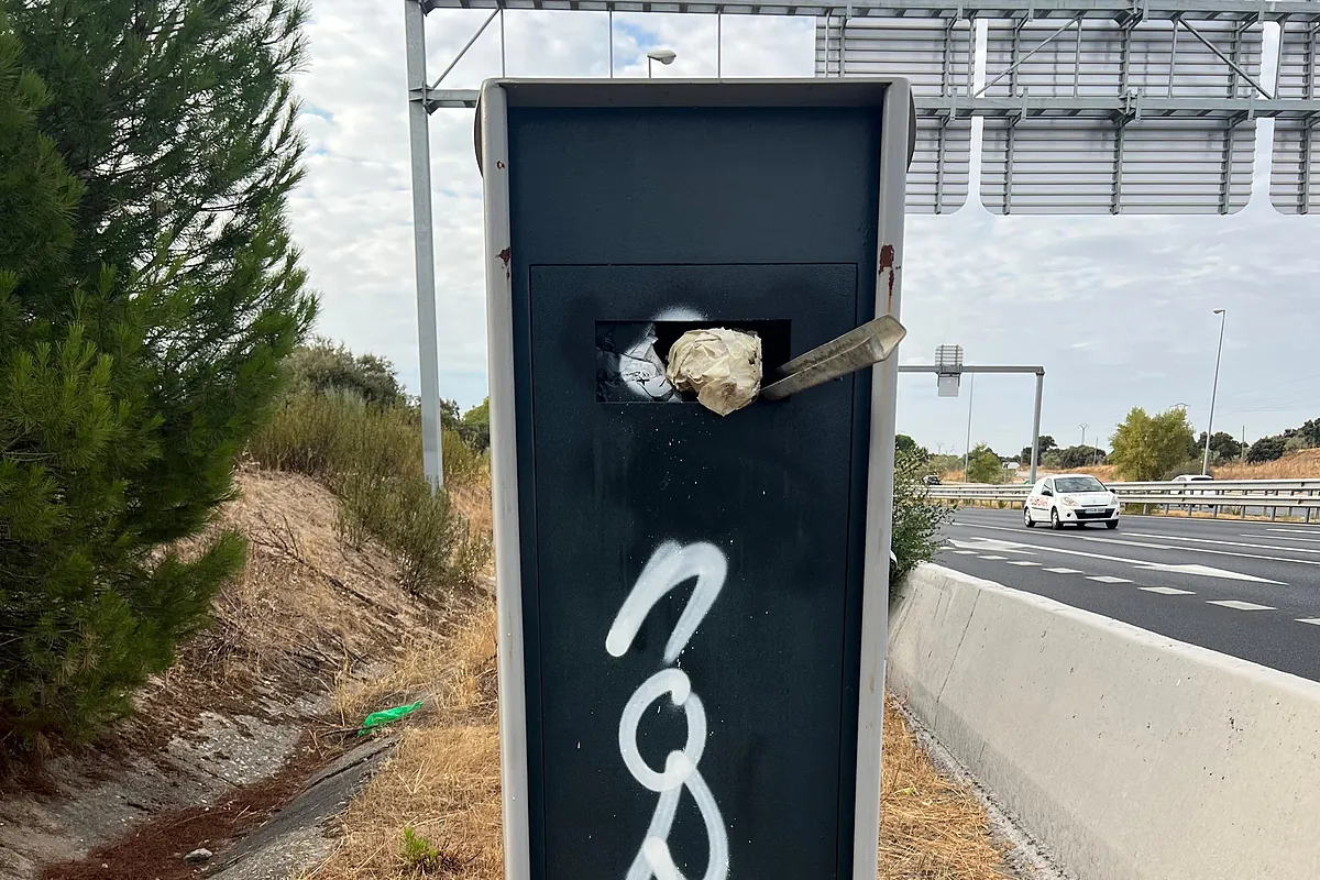 Los radares de la DGT más vandalizados de Madrid: "Los reparan y al día siguiente lo vuelven a destrozar"