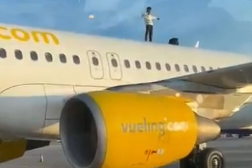 Un hombre se sube al techo de un avi�n en Manises y retrasa dos horas la salida del vuelo