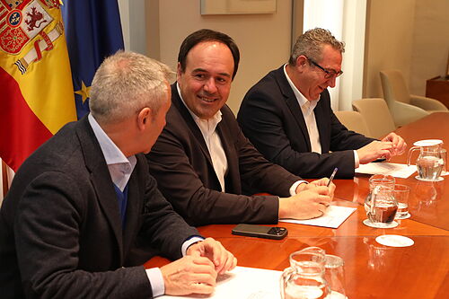 Llorca afea al Gobierno el pacto con Marruecos para desarrollar desaladoras y trasvases que aumentar�n la competencia con los regantes espa�oles