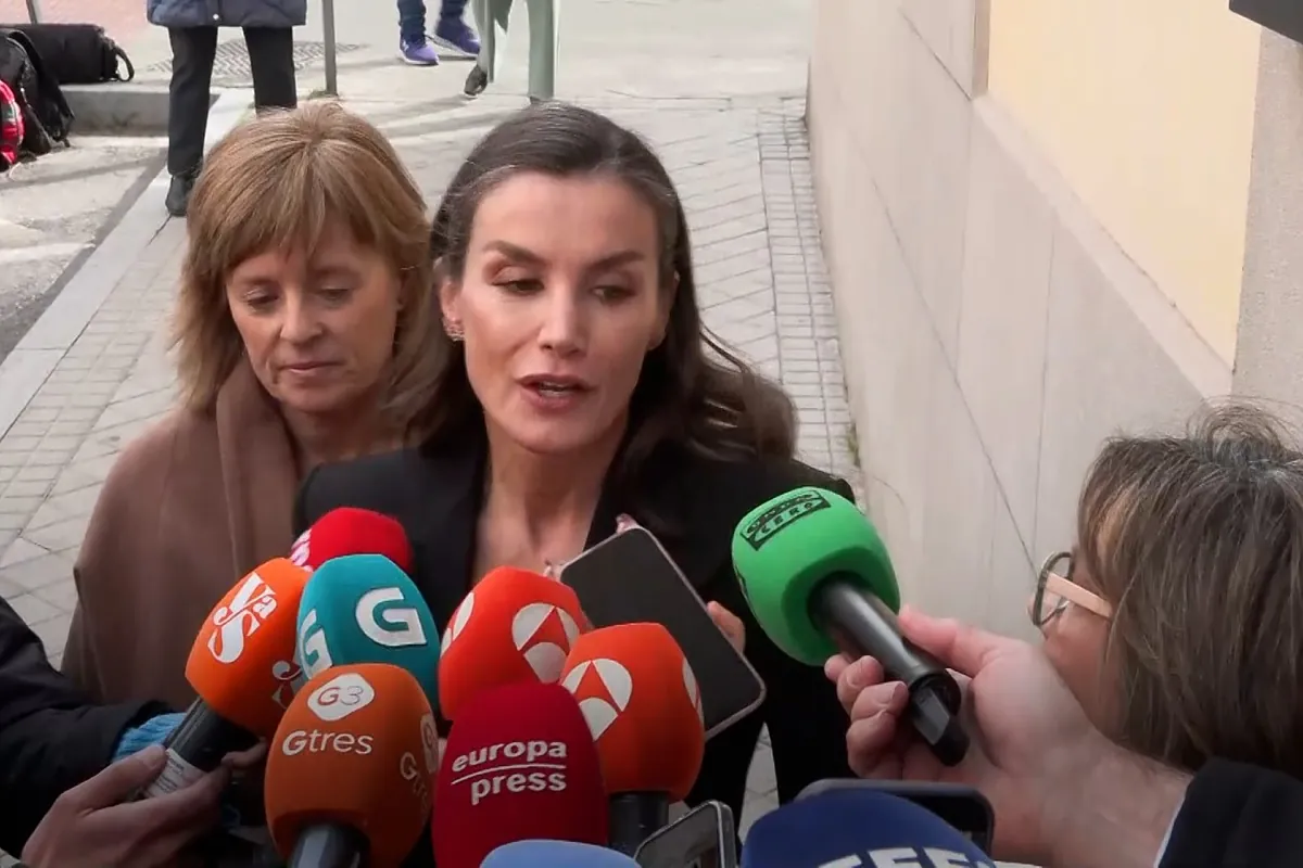 La reina recuerda a Fernando Ónega como un periodista "al que todos nos queríamos parecer"