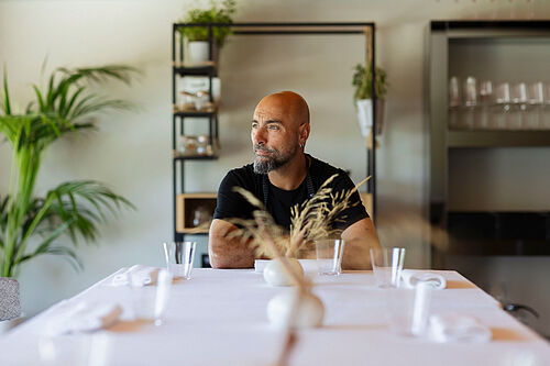 El chef Benito G�mez, con dos estrellas Michel�n, cocina en Ronda para los 555 desalojados de Grazalema y Benaoj�n afectados por el temporal