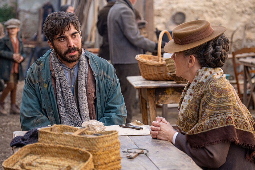 Avance semanal de 'La Promesa' del 12 al 16 de enero: El psiquiatra examina  a Ángela, Carlo se marcha y llega un comandante del ejército | Series