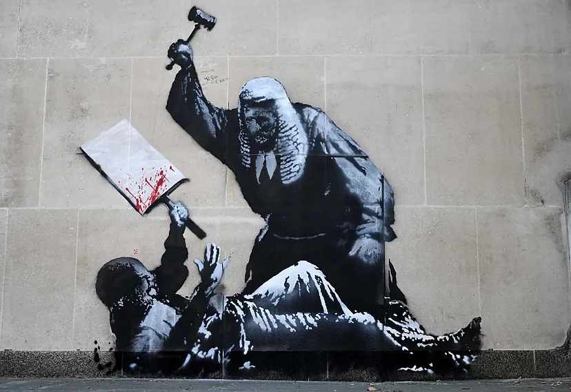 Banksy reaparece con un mural de un juez golpeando a un
