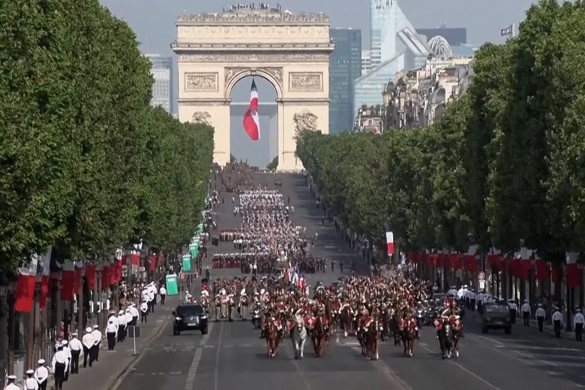 Macron lidera el desfile "el despertar estratégico" en Paris con la participación de 35 países