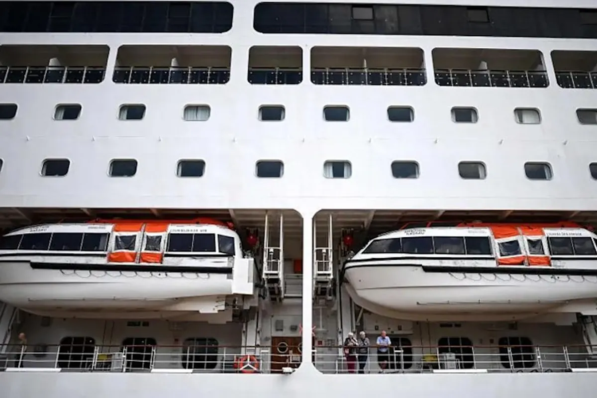 Confinan a 1.700 personas de un crucero británico en Burdeos por un brote de gastroenteritis, hay un muerto