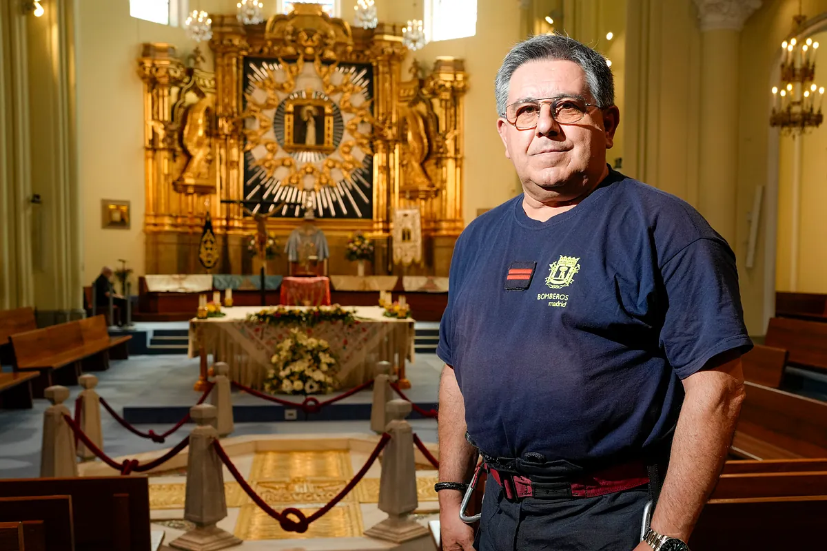El último servicio de Félix, el bombero que bajará el lienzo de la Virgen de La Paloma por una petición de su hija: "'¡Papá, me lo prometiste! Te vas a jubilar y no has descolgado el cuadro"