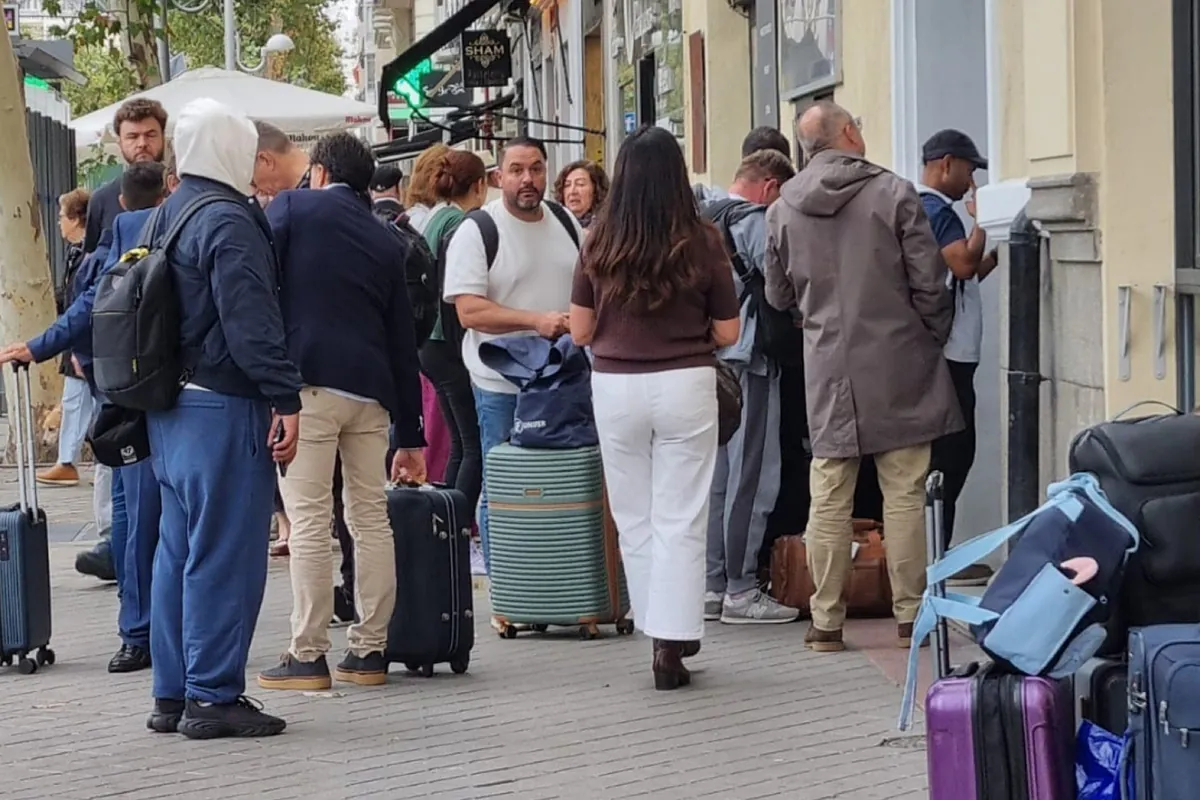 Cientos de turistas estafados tras reservar un hotel de lujo junto a El Retiro que nunca existió: "A un hombre le dio un jamacuco... y se lo llevaron al hospital"