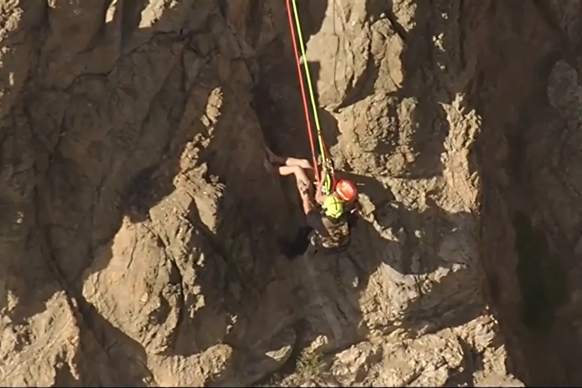 Rescatan a una mujer aferrada a un acantilado en bikini y sin zapatos