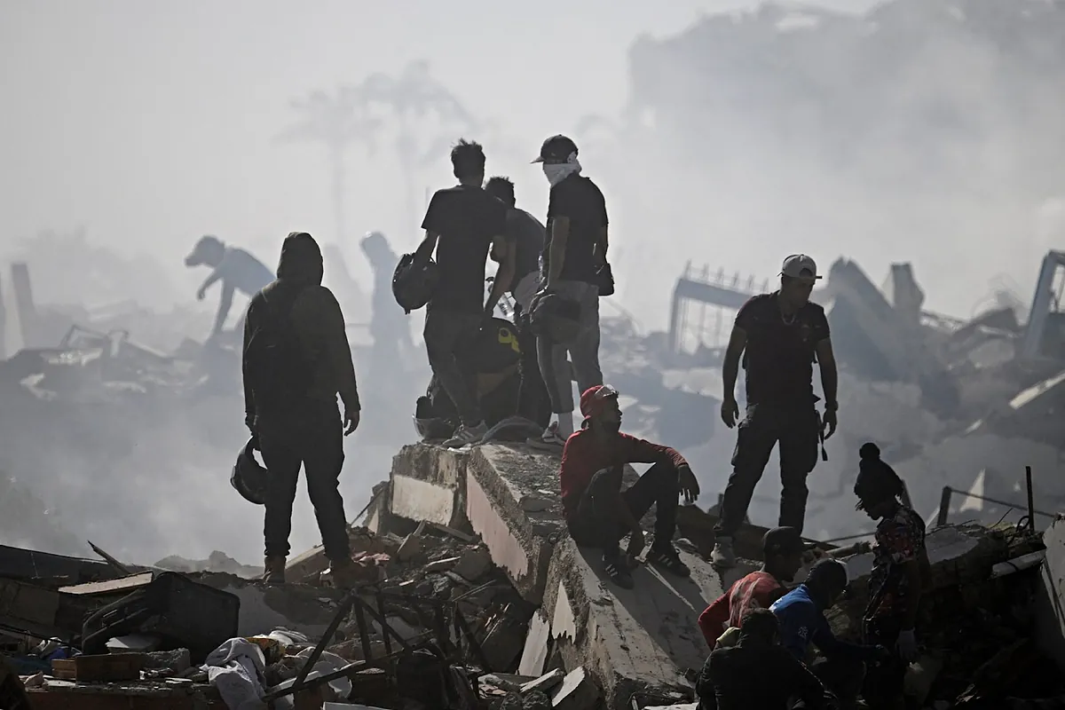 EL MUNDO recorre en moto el corazón de la tragedia venezolana: "Ahí está mi nieta de 5 años, no sé si está viva o muerta"