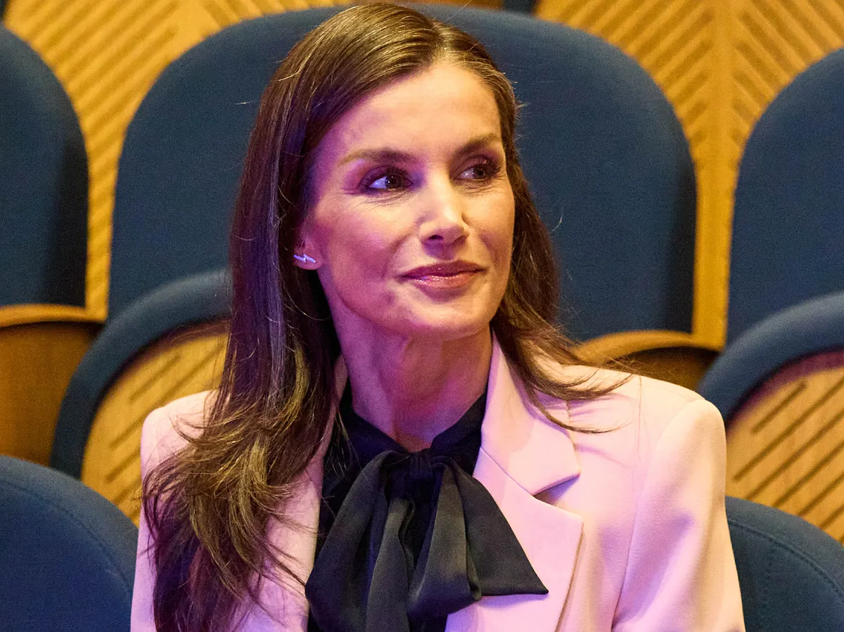 La Reina Letizia lleva la contraria y vuelve al pantalón pitillo, que combina con blazer rosa de Zara