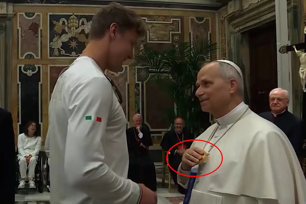El Papa León XIV juega a quitarle la medalla a un atleta italiano en el Palacio del Vaticano