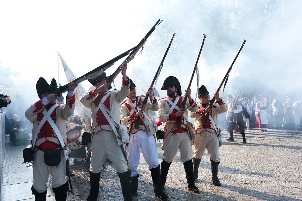 De la tradición a la vanguardia en el 2 de mayo: cañones en la Puerta del Sol, espectáculo de 1.000 drones y música (gratis) de Bely Basarte, Alcalá Norte o Judeline