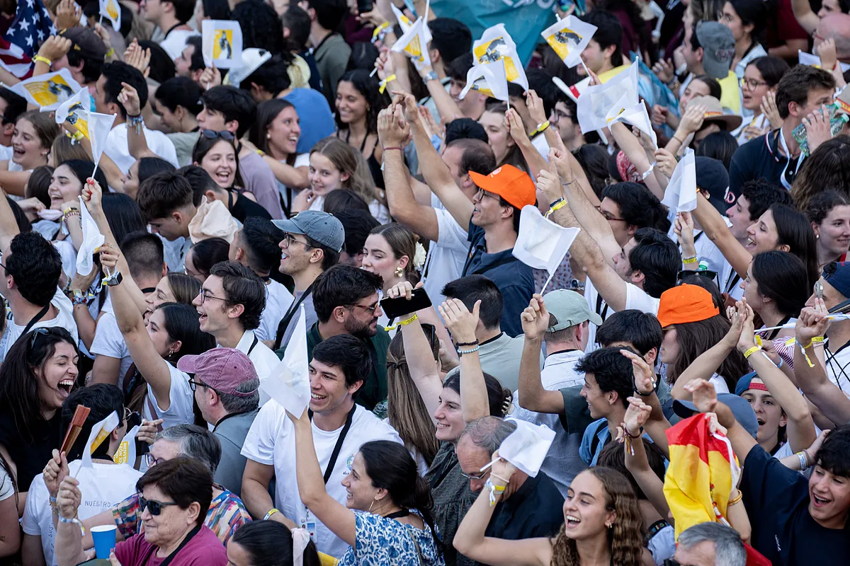 Miles de creyentes llenan enfervorizados la Plaza de Lima para vivir la Vigilia de la Oración con León XIV: "Ésta es la juventud del Papa"